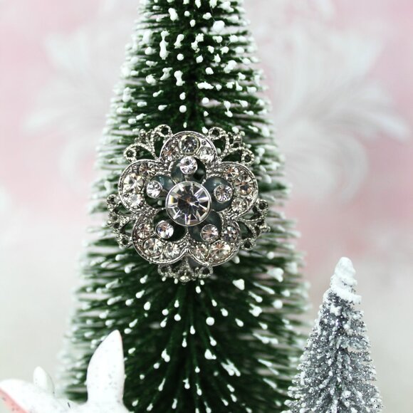 Retro Vintage Style Deer Bottle Brush Tree in Vintage Tart Tin: Christmas Decor - Picture 2 of 9